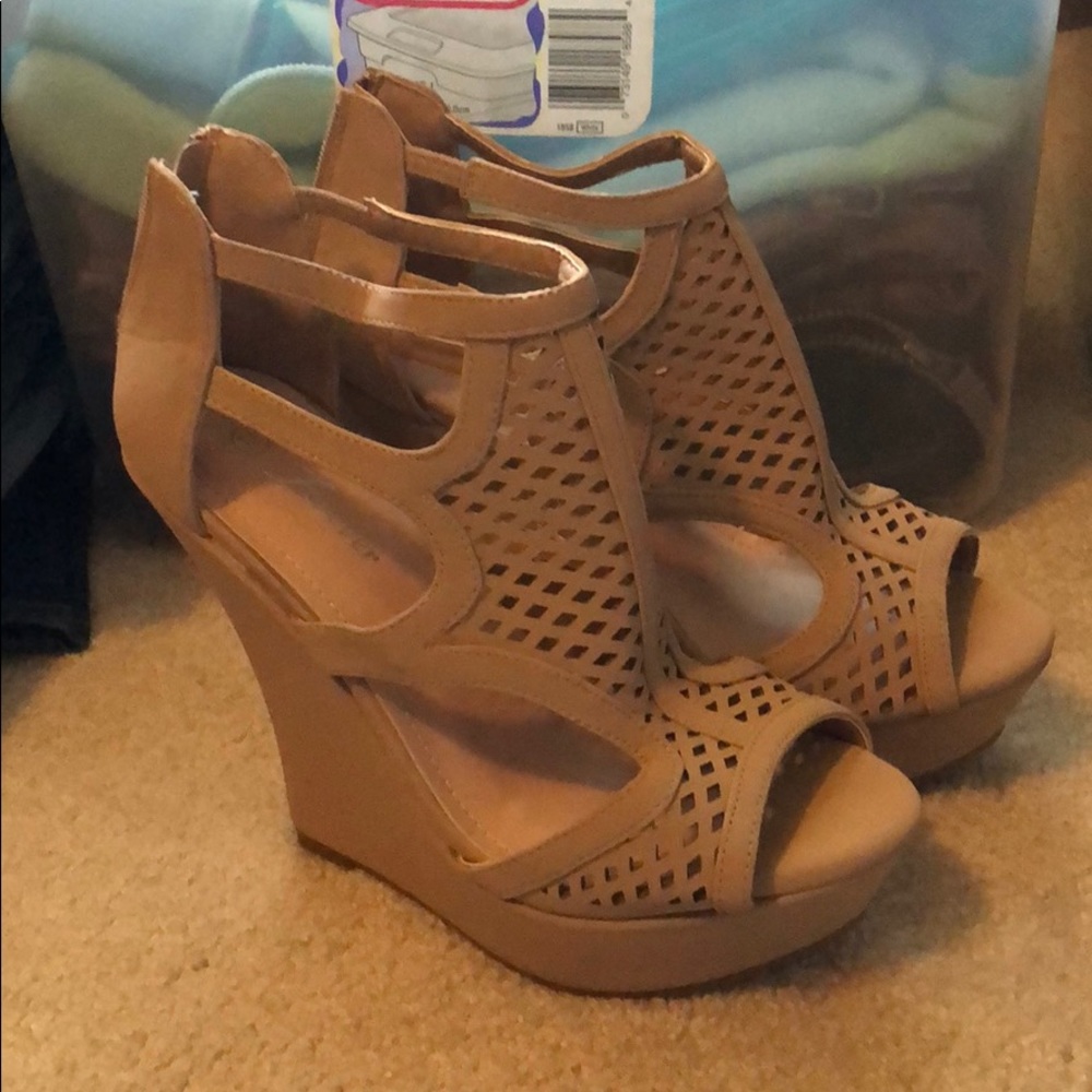 Tan/nude wedges